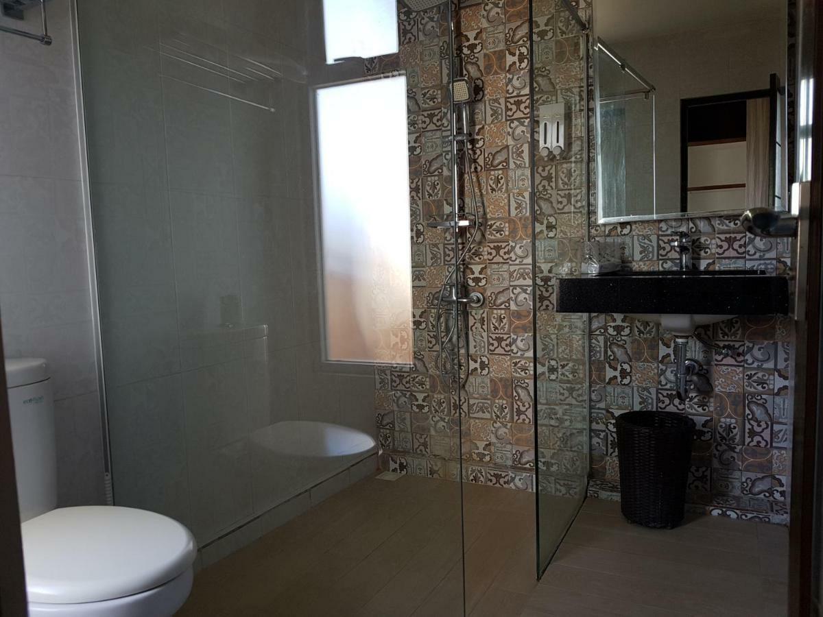 Narisha Guesthouse Kupang  Luaran gambar